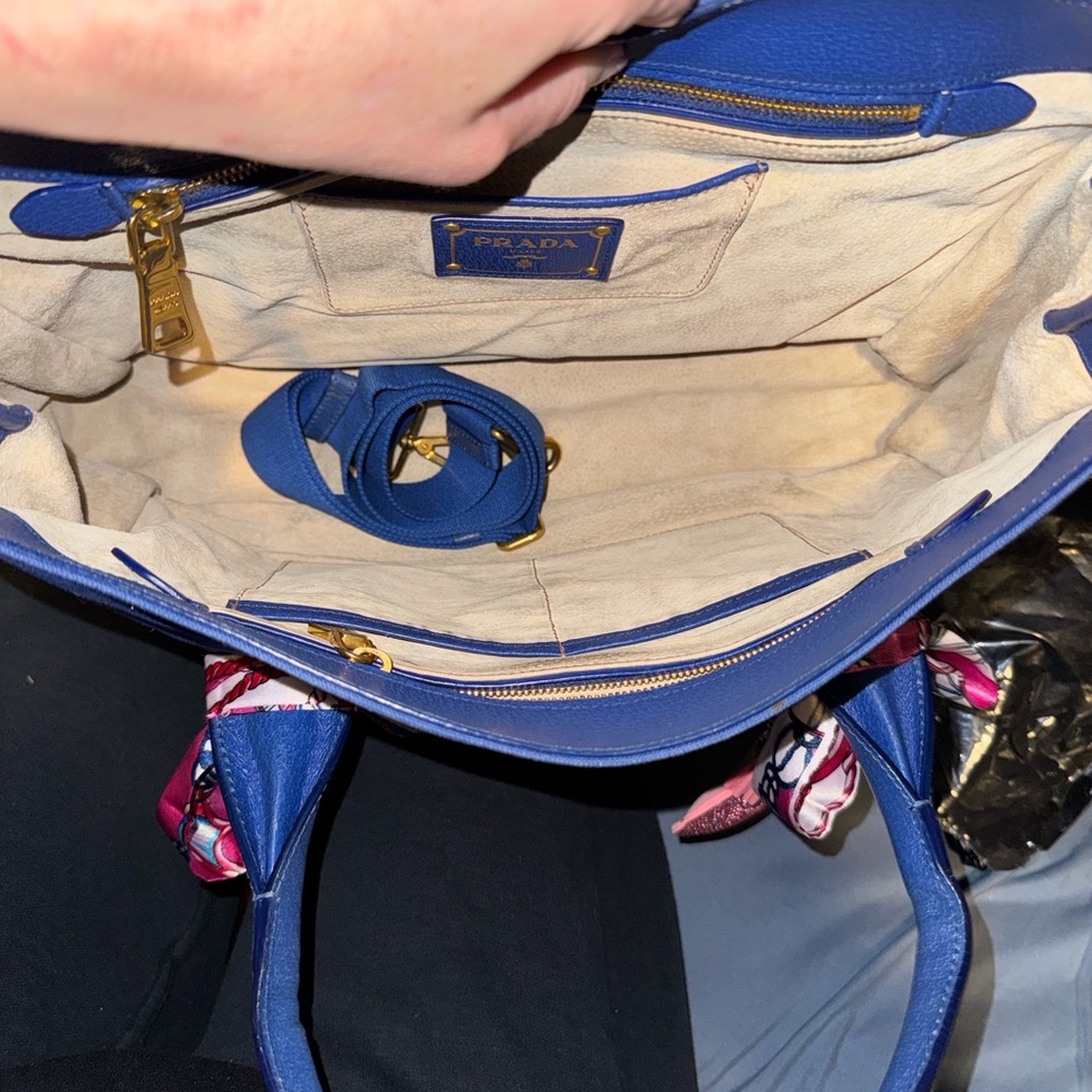 💙 Prada 💙 - Picture 7 of 16